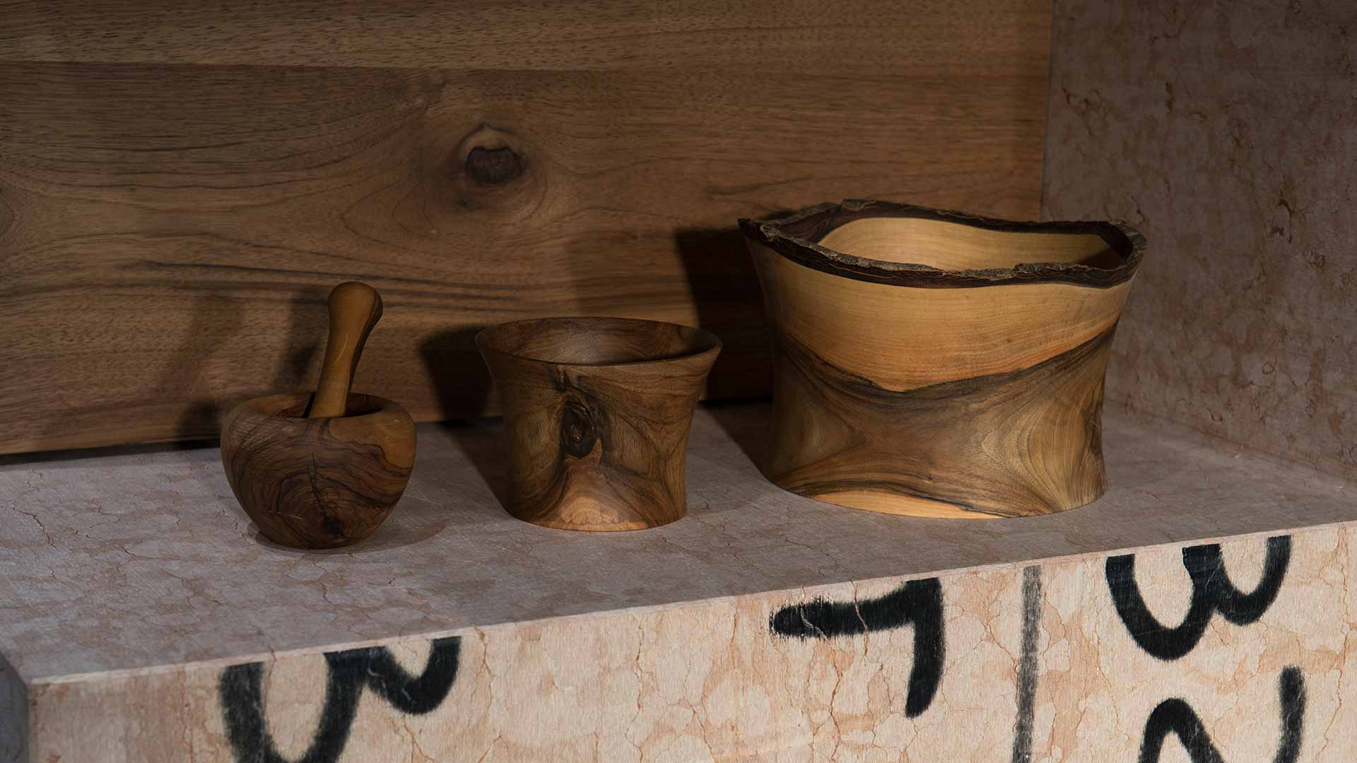 Marmorküche mit Holzschüsseln