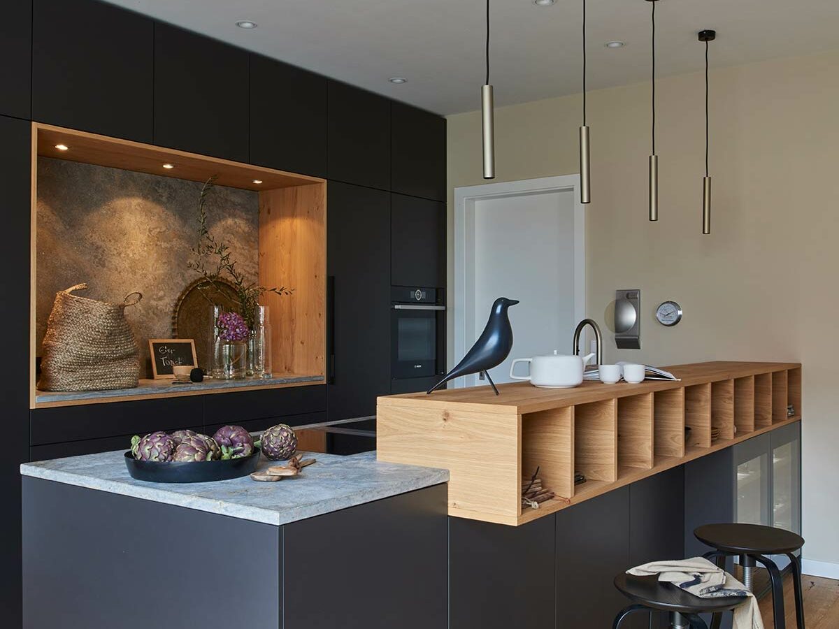 Schwarze Küche mit Galerie aus Eiche