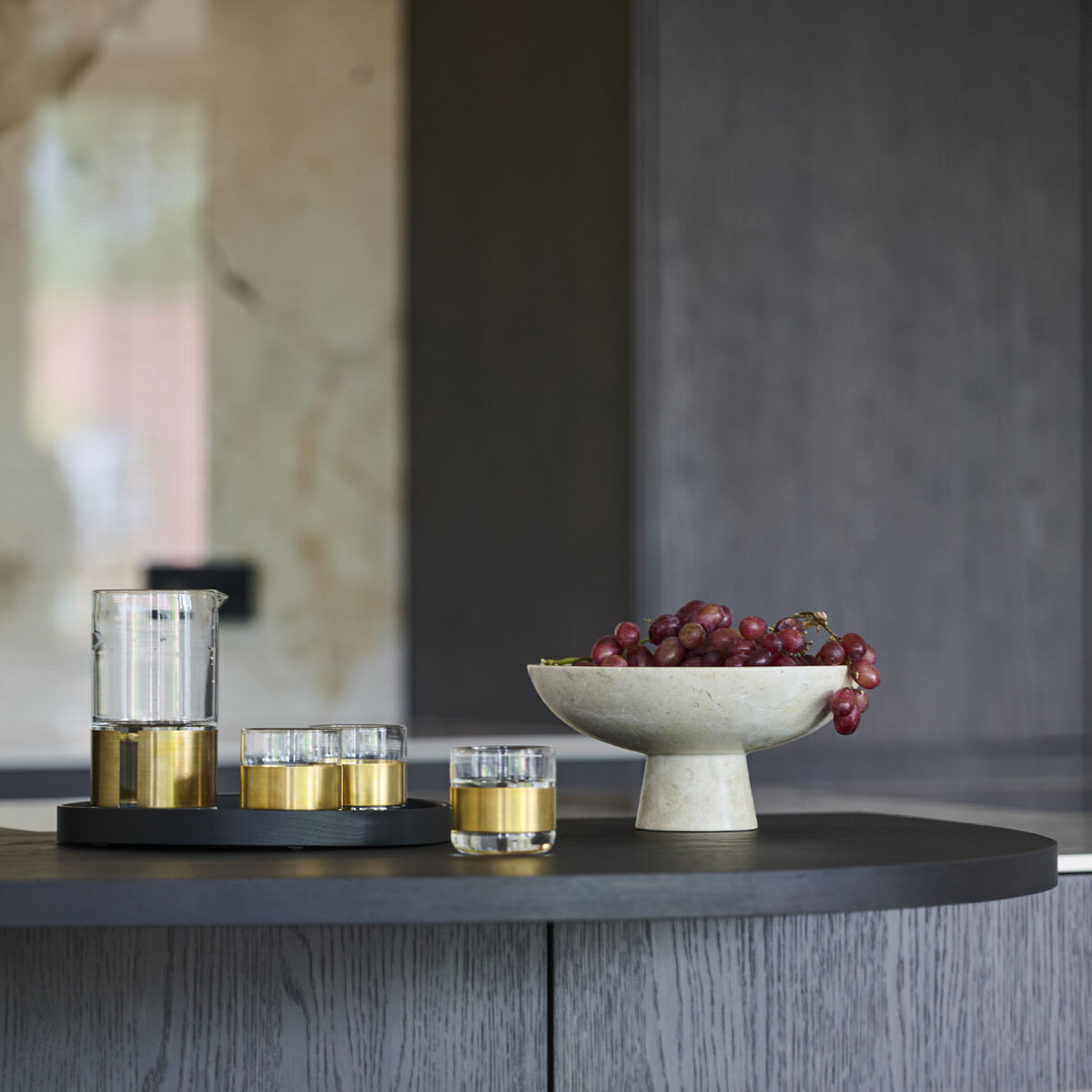 Detailbild mit Gläser und Obstschale.