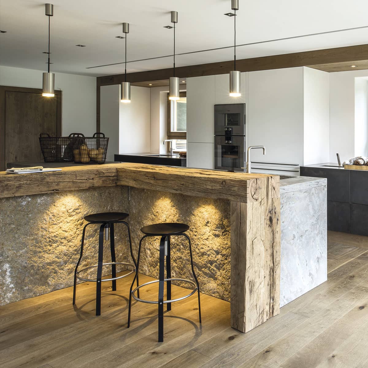 Natursteinküche mit einer Bar aus Holz von werkhaus Küchen