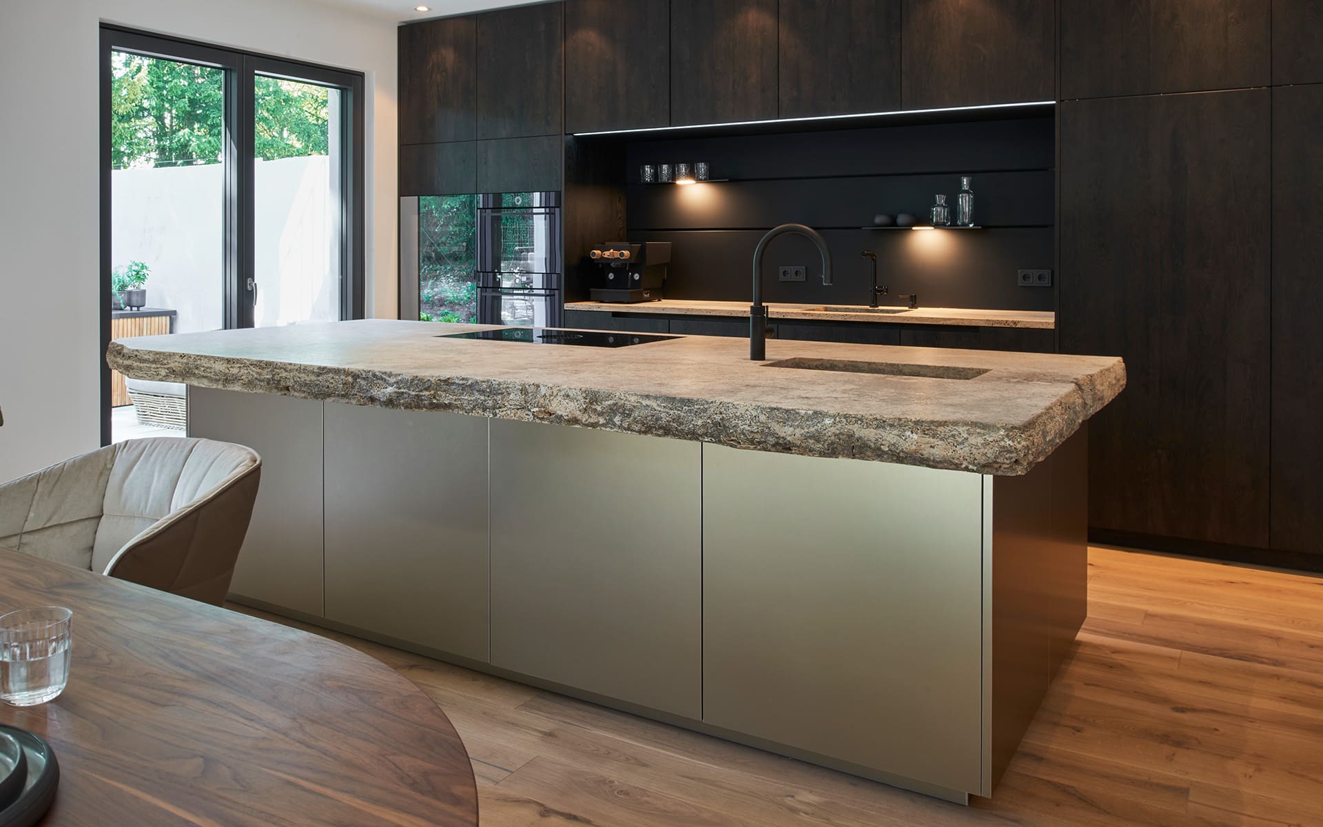 Metallküche mit Natursteinarbeitsplatte von werkhaus Küchen