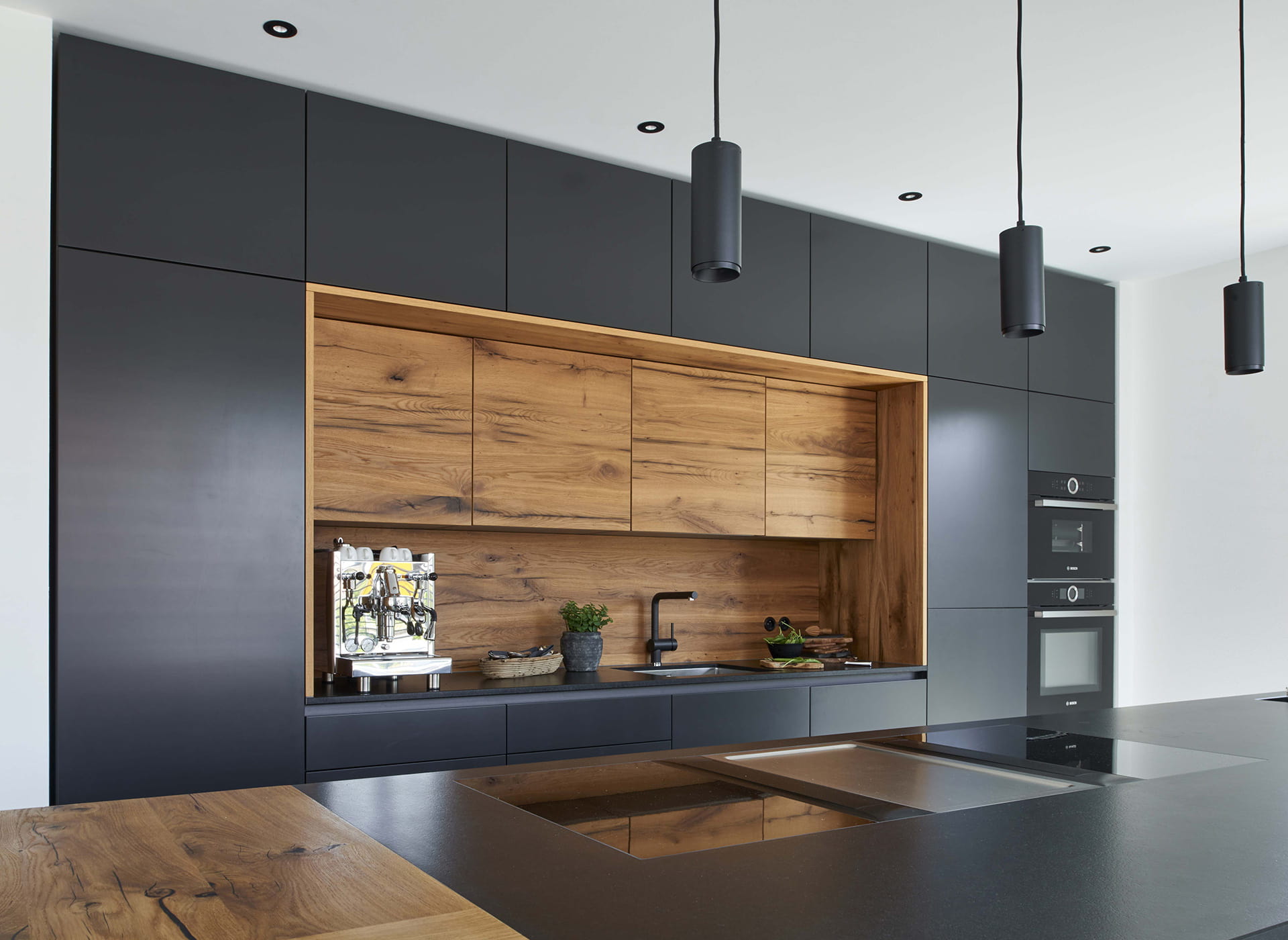 schwarze Küche mit Holzelementen