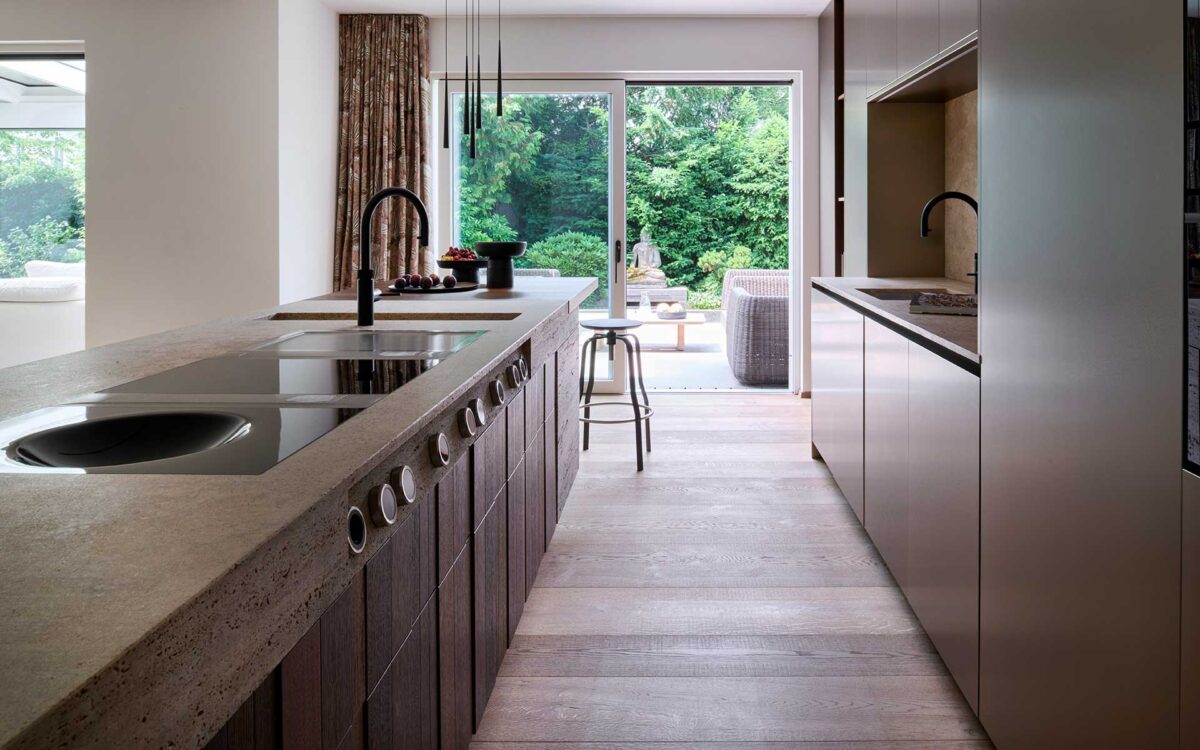 Außergewöhnliche Küche mit kühler Eleganz und Natur