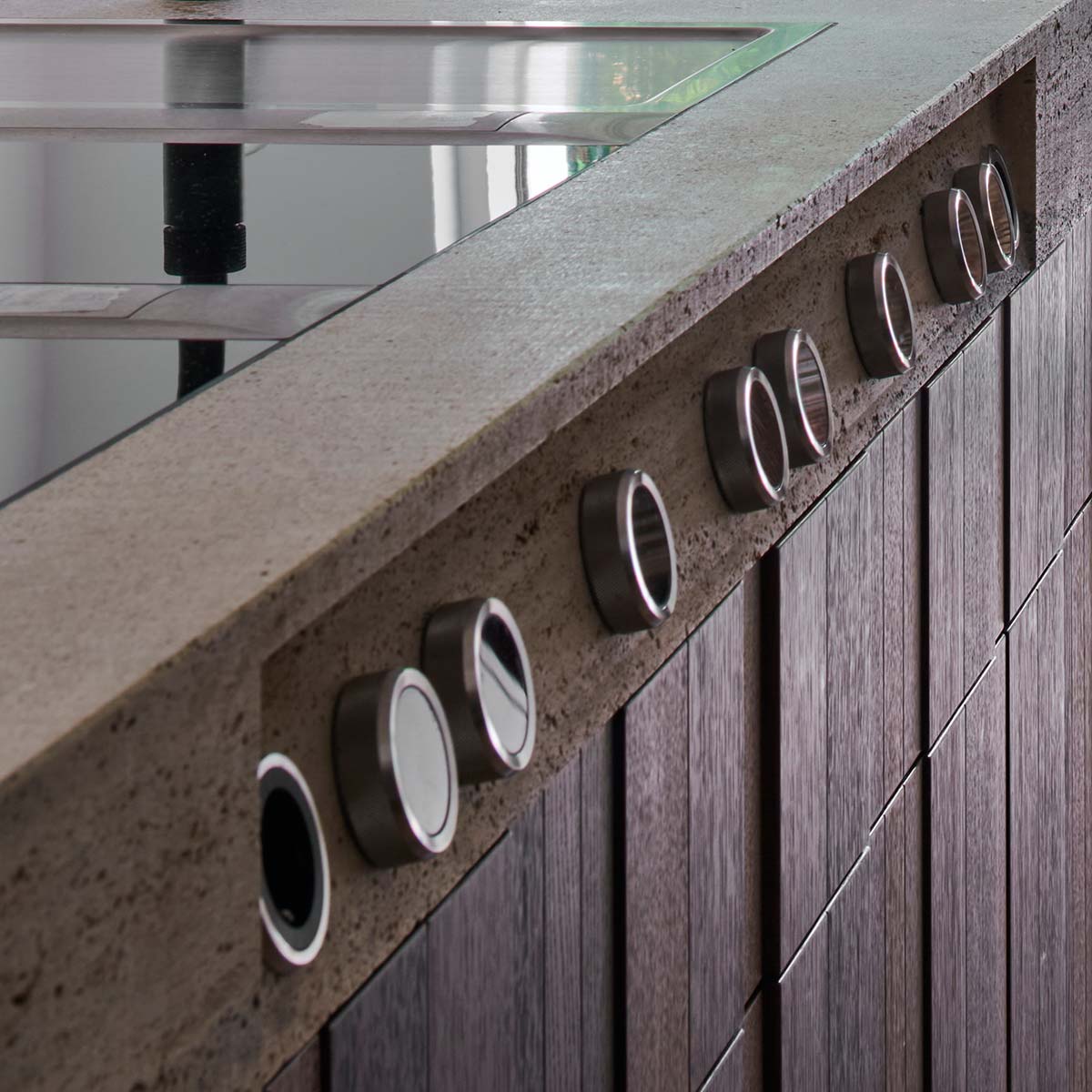 Außergewöhnliche Küche mit kühler Eleganz und Natur